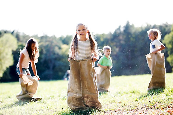 포토 JPG 주간 서양인 해외 공원 여자 남자 어린이 놀이 여러명 야외 아웃포커스 달리기 운동 자루 체코 포대자루달리기 어린이만 국내포토 자연요소 외국인 공공시설 유럽 다수 모션 촬영기법 건강 사람 경기 파일형식