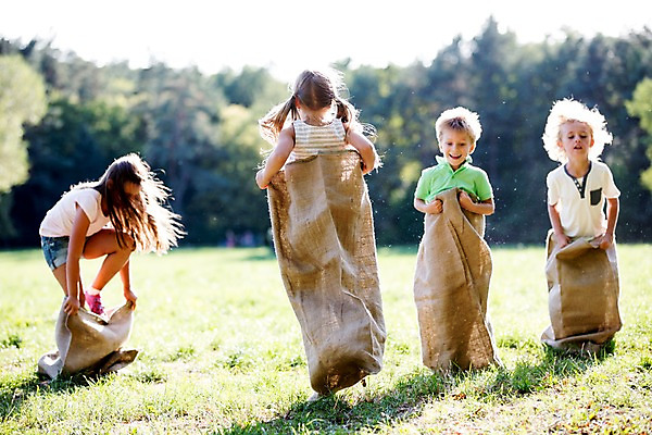 포토 JPG 주간 서양인 해외 공원 여자 남자 어린이 놀이 여러명 야외 달리기 운동 자루 체코 포대자루달리기 어린이만 국내포토 자연요소 외국인 공공시설 유럽 다수 모션 건강 사람 경기 파일형식