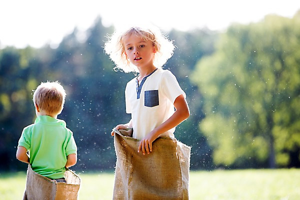 포토 JPG 주간 서양인 해외 공원 남자 어린이 놀이 상반신 야외 두명 달리기 자루 체코 포대자루달리기 어린이만 소년만 국내포토 자연요소 외국인 공공시설 유럽 모션 사람 경기 남자만 파일형식