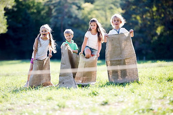 포토 JPG 주간 서양인 해외 공원 여자 남자 어린이 놀이 여러명 야외 달리기 운동 자루 체코 결승선 포대자루달리기 어린이만 국내포토 자연요소 외국인 공공시설 유럽 다수 모션 건강 사람 경기 파일형식