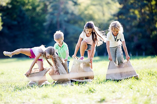 포토 JPG 주간 서양인 해외 공원 여자 남자 어린이 놀이 여러명 야외 달리기 운동 자루 체코 결승선 포대자루달리기 어린이만 국내포토 자연요소 외국인 공공시설 유럽 다수 모션 건강 사람 경기 파일형식
