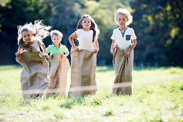 포토 JPG 주간 서양인 해외 공원 여자 남자 어린이 놀이 여러명 야외 달리기 운동 자루 체코 결승선 포대자루달리기 어린이만 국내포토 자연요소 외국인 공공시설 유럽 다수 모션 건강 사람 경기 파일형식