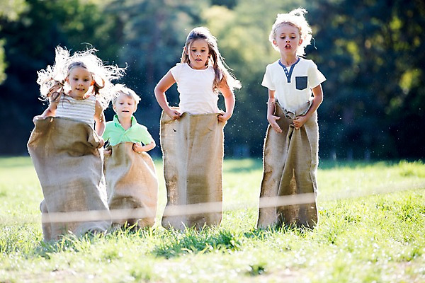포토 JPG 주간 서양인 해외 공원 여자 남자 어린이 놀이 여러명 야외 달리기 운동 자루 체코 결승선 포대자루달리기 어린이만 국내포토 자연요소 외국인 공공시설 유럽 다수 모션 건강 사람 경기 파일형식