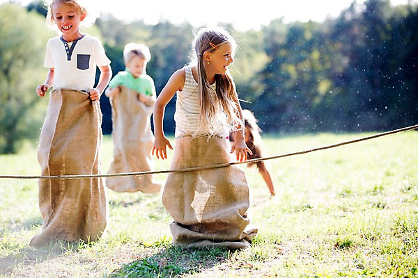 포토 JPG 주간 서양인 해외 공원 여자 남자 어린이 놀이 여러명 야외 달리기 운동 자루 체코 결승선 포대자루달리기 어린이만 국내포토 자연요소 외국인 공공시설 유럽 다수 모션 건강 사람 경기 파일형식