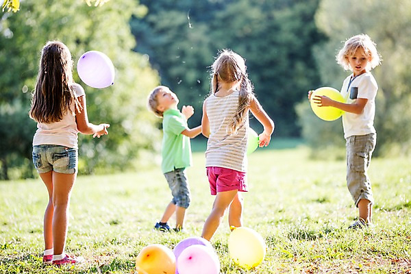 포토 JPG 주간 전신 서양인 해외 공원 여자 남자 어린이 놀이 여러명 야외 아웃포커스 체코 풍선 풍선놀이 어린이만 국내포토 자연요소 외국인 공공시설 유럽 다수 촬영기법 사람 파일형식