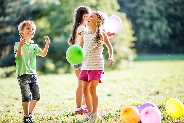 포토 JPG 주간 전신 서양인 해외 공원 여자 남자 어린이 놀이 야외 아웃포커스 세명 체코 풍선 풍선놀이 어린이만 국내포토 자연요소 외국인 공공시설 유럽 촬영기법 사람 파일형식