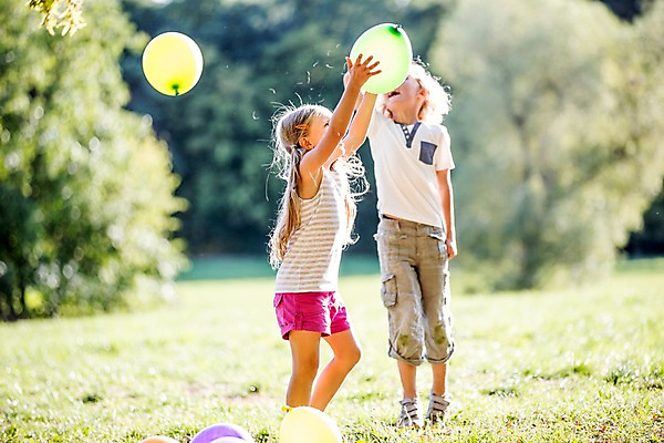포토 JPG 주간 전신 서양인 해외 공원 여자 남자 어린이 놀이 야외 두명 체코 풍선 풍선놀이 어린이만 국내포토 자연요소 외국인 공공시설 유럽 사람 파일형식