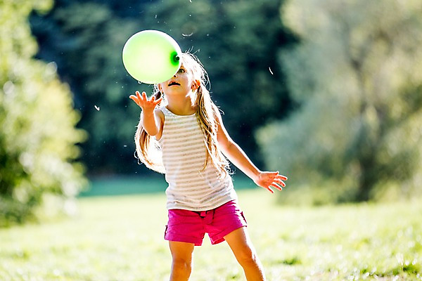 포토 JPG 주간 서양인 해외 공원 여자 어린이 놀이 한명 야외 앞모습 체코 풍선 풍선놀이 어린이만 소녀만 소녀한명만 국내포토 자연요소 외국인 1 공공시설 유럽 뷰포인트 사람 여자만 여자한명만 파일형식