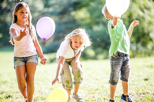 포토 JPG 주간 전신 서양인 해외 공원 여자 남자 어린이 놀이 야외 아웃포커스 세명 체코 풍선 풍선놀이 어린이만 국내포토 자연요소 외국인 공공시설 유럽 촬영기법 사람 파일형식