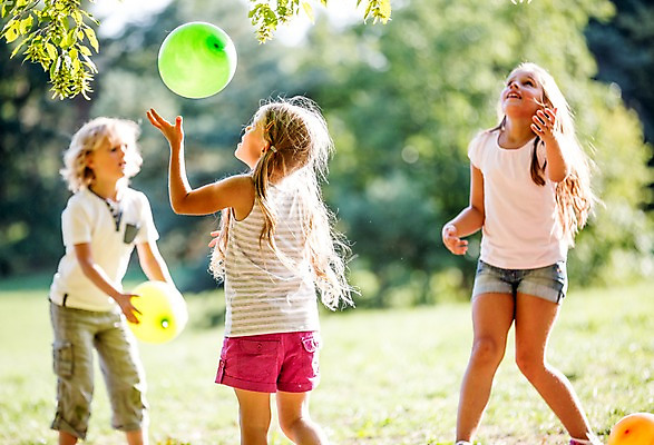 포토 JPG 주간 서양인 해외 공원 여자 남자 어린이 놀이 야외 아웃포커스 세명 체코 풍선 풍선놀이 어린이만 국내포토 자연요소 외국인 공공시설 유럽 촬영기법 사람 파일형식