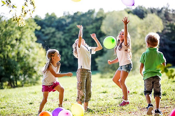 포토 JPG 주간 전신 서양인 해외 공원 여자 남자 어린이 놀이 여러명 야외 아웃포커스 체코 풍선 풍선놀이 어린이만 국내포토 자연요소 외국인 공공시설 유럽 다수 촬영기법 사람 파일형식