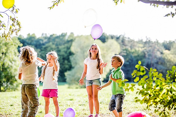 포토 JPG 주간 전신 서양인 해외 공원 여자 남자 어린이 놀이 여러명 야외 아웃포커스 체코 풍선 풍선놀이 어린이만 국내포토 자연요소 외국인 공공시설 유럽 다수 촬영기법 사람 파일형식