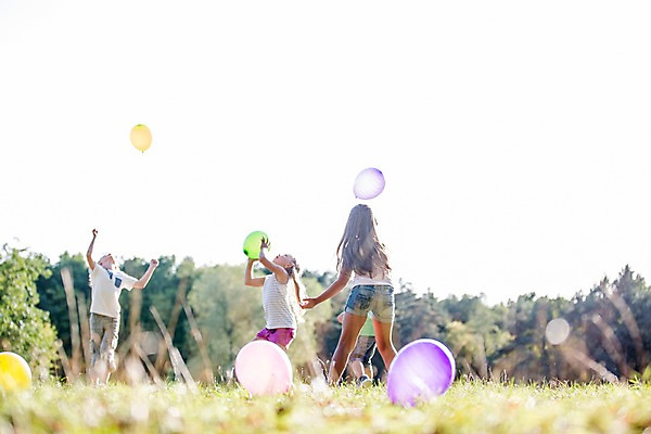 포토 JPG 주간 전신 서양인 해외 공원 여자 남자 어린이 놀이 여러명 야외 아웃포커스 체코 풍선 풍선놀이 어린이만 국내포토 자연요소 외국인 공공시설 유럽 다수 촬영기법 사람 파일형식