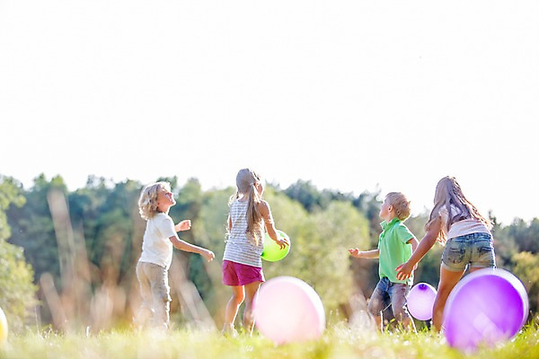 포토 JPG 주간 전신 서양인 해외 공원 여자 남자 어린이 놀이 여러명 야외 아웃포커스 체코 풍선 풍선놀이 어린이만 국내포토 자연요소 외국인 공공시설 유럽 다수 촬영기법 사람 파일형식