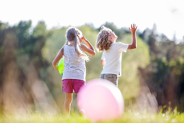 포토 JPG 주간 전신 서양인 해외 공원 여자 남자 어린이 놀이 야외 두명 뒷모습 아웃포커스 체코 풍선 풍선놀이 어린이만 국내포토 자연요소 외국인 공공시설 유럽 뷰포인트 촬영기법 사람 파일형식