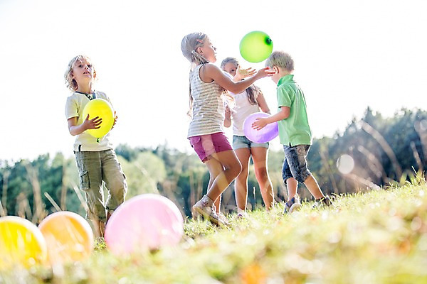 포토 JPG 주간 전신 서양인 해외 공원 여자 남자 어린이 놀이 여러명 야외 아웃포커스 체코 풍선 풍선놀이 어린이만 국내포토 자연요소 외국인 공공시설 유럽 다수 촬영기법 사람 파일형식