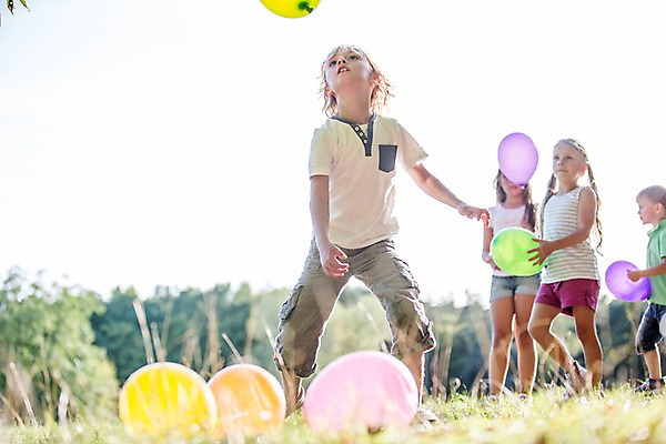 포토 JPG 주간 전신 서양인 해외 공원 여자 남자 어린이 놀이 여러명 야외 아웃포커스 체코 풍선 풍선놀이 어린이만 국내포토 자연요소 외국인 공공시설 유럽 다수 촬영기법 사람 파일형식