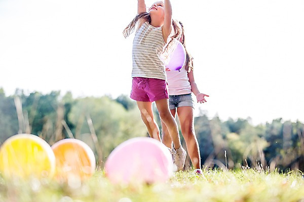 포토 JPG 주간 전신 서양인 해외 공원 여자 어린이 놀이 야외 두명 체코 풍선 풍선놀이 어린이만 소녀만 국내포토 자연요소 외국인 공공시설 유럽 사람 여자만 파일형식