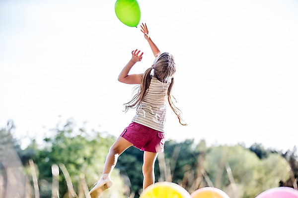 포토 JPG 주간 서양인 해외 공원 여자 어린이 놀이 한명 야외 뒷모습 체코 풍선 풍선놀이 어린이만 소녀만 소녀한명만 국내포토 자연요소 외국인 1 공공시설 유럽 뷰포인트 사람 여자만 여자한명만 파일형식