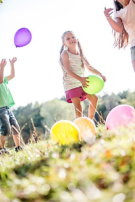 포토 JPG 주간 서양인 해외 공원 여자 남자 어린이 놀이 야외 아웃포커스 세명 체코 풍선 풍선놀이 어린이만 국내포토 자연요소 외국인 공공시설 유럽 촬영기법 사람 파일형식
