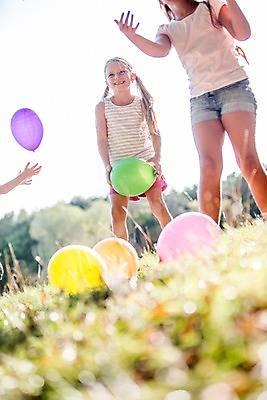 포토 JPG 주간 서양인 해외 공원 여자 남자 어린이 놀이 야외 아웃포커스 세명 체코 풍선 풍선놀이 어린이만 국내포토 자연요소 외국인 공공시설 유럽 촬영기법 사람 파일형식