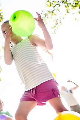 포토 JPG 주간 서양인 해외 공원 여자 어린이 놀이 한명 야외 체코 풍선 풍선놀이 어린이만 소녀만 소녀한명만 국내포토 자연요소 외국인 1 공공시설 유럽 사람 여자만 여자한명만 파일형식