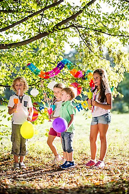 포토 JPG 주간 전신 서양인 나무 해외 공원 여자 남자 음료 어린이 놀이 빨대 여러명 야외 파티 생일파티 생일 파티용품 체코 풍선 어린이만 국내포토 자연요소 외국인 식물 공공시설 기념일 유럽 다수 사람 이벤트 이벤트용품 파일형식