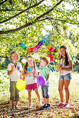 포토 JPG 주간 전신 서양인 나무 해외 공원 여자 남자 음료 어린이 놀이 빨대 여러명 야외 파티 생일파티 생일 파티용품 체코 풍선 어린이만 국내포토 자연요소 외국인 식물 공공시설 기념일 유럽 다수 사람 이벤트 이벤트용품 파일형식