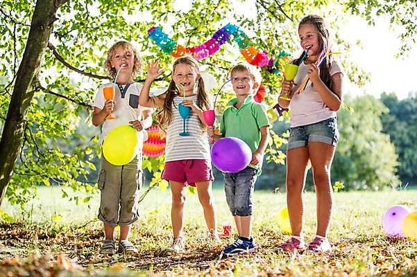 포토 JPG 주간 전신 서양인 해외 공원 여자 남자 어린이 빨대 여러명 야외 파티 생일파티 생일 즐거움 파티용품 체코 풍선 음료수컵 어린이만 국내포토 자연요소 외국인 공공시설 기념일 감정 유럽 다수 사람 이벤트 컵 이벤트용품 파일형식