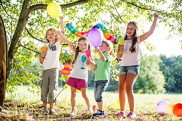 포토 JPG 주간 전신 서양인 해외 공원 여자 남자 어린이 빨대 여러명 야외 파티 생일파티 생일 즐거움 파티용품 체코 풍선 음료수컵 어린이만 국내포토 자연요소 외국인 공공시설 기념일 감정 유럽 다수 사람 이벤트 컵 이벤트용품 파일형식