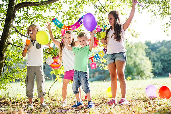 포토 JPG 주간 전신 서양인 해외 공원 여자 남자 어린이 빨대 여러명 야외 파티 생일파티 생일 즐거움 파티용품 체코 풍선 음료수컵 어린이만 국내포토 자연요소 외국인 공공시설 기념일 감정 유럽 다수 사람 이벤트 컵 이벤트용품 파일형식
