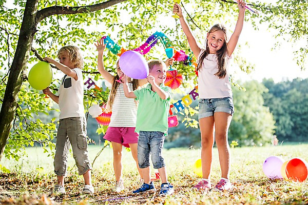 포토 JPG 주간 전신 서양인 해외 공원 여자 남자 어린이 빨대 여러명 야외 파티 생일파티 생일 즐거움 파티용품 체코 풍선 음료수컵 어린이만 국내포토 자연요소 외국인 공공시설 기념일 감정 유럽 다수 사람 이벤트 컵 이벤트용품 파일형식