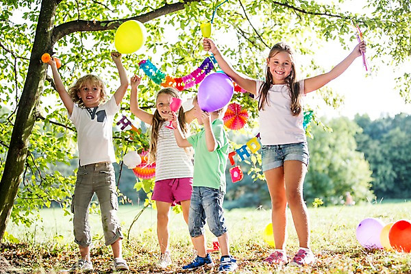 포토 JPG 주간 전신 서양인 해외 공원 여자 남자 어린이 빨대 여러명 야외 파티 생일파티 생일 즐거움 파티용품 체코 풍선 음료수컵 어린이만 국내포토 자연요소 외국인 공공시설 기념일 감정 유럽 다수 사람 이벤트 컵 이벤트용품 파일형식