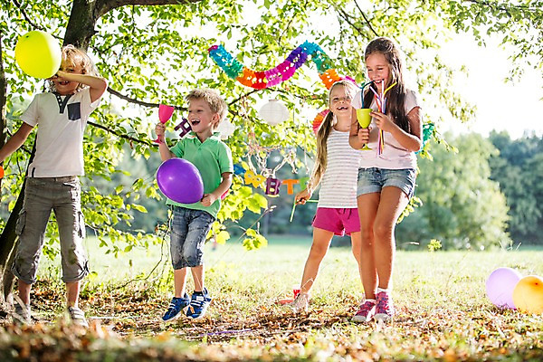 포토 JPG 주간 전신 서양인 해외 공원 여자 남자 어린이 빨대 여러명 야외 파티 생일파티 생일 즐거움 파티용품 체코 풍선 음료수컵 어린이만 국내포토 자연요소 외국인 공공시설 기념일 감정 유럽 다수 사람 이벤트 컵 이벤트용품 파일형식
