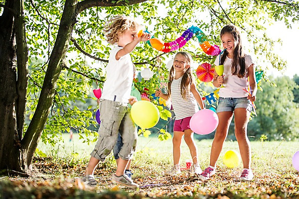 포토 JPG 주간 전신 서양인 해외 공원 여자 남자 어린이 빨대 여러명 야외 파티 생일파티 생일 즐거움 파티용품 체코 풍선 음료수컵 어린이만 국내포토 자연요소 외국인 공공시설 기념일 감정 유럽 다수 사람 이벤트 컵 이벤트용품 파일형식