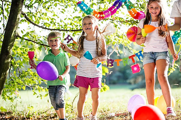 포토 JPG 주간 전신 서양인 해외 공원 여자 남자 어린이 빨대 야외 세명 파티 생일파티 생일 즐거움 체코 풍선 음료수컵 어린이만 국내포토 자연요소 외국인 공공시설 기념일 감정 유럽 사람 이벤트 컵 파일형식
