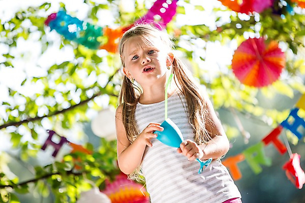 포토 JPG 주간 서양인 해외 공원 여자 어린이 빨대 한명 야외 앞모습 아웃포커스 파티 생일파티 생일 찡그림 체코 울상 음료수컵 어린이만 소녀만 소녀한명만 국내포토 자연요소 외국인 1 공공시설 기념일 유럽 뷰포인트 촬영기법 표정 사람 이벤트 컵 여자만 여자한명만 파일형식