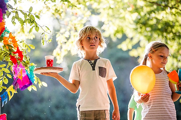 포토 JPG 주간 서양인 해외 접시 공원 여자 남자 어린이 빨대 상반신 야외 두명 파티 생일파티 생일 체코 풍선 음료수컵 어린이만 국내포토 자연요소 외국인 식기 공공시설 기념일 유럽 사람 이벤트 컵 파일형식