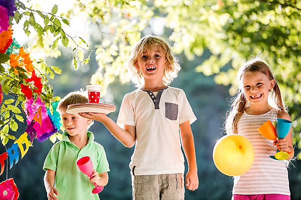 포토 JPG 주간 서양인 해외 접시 공원 여자 남자 어린이 상반신 야외 세명 파티 생일파티 생일 체코 풍선 음료수컵 어린이만 국내포토 자연요소 외국인 식기 공공시설 기념일 유럽 사람 이벤트 컵 파일형식