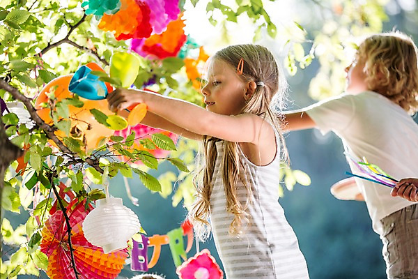 포토 JPG 주간 서양인 해외 공원 여자 남자 어린이 빨대 상반신 야외 두명 파티 생일파티 생일 체코 풍선 음료수컵 어린이만 국내포토 자연요소 외국인 공공시설 기념일 유럽 사람 이벤트 컵 파일형식