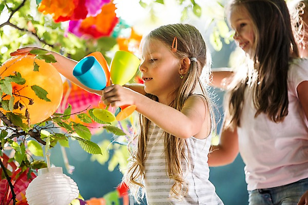 포토 JPG 주간 서양인 해외 공원 여자 어린이 상반신 야외 두명 파티 생일파티 생일 체코 풍선 음료수컵 어린이만 소녀만 국내포토 자연요소 외국인 공공시설 기념일 유럽 사람 이벤트 컵 여자만 파일형식