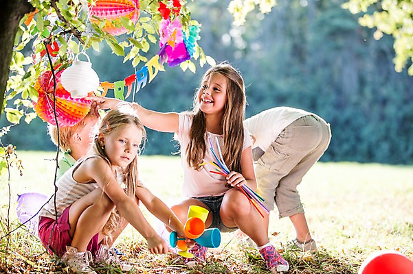 포토 JPG 주간 서양인 해외 공원 여자 남자 어린이 앉기 여러명 야외 파티 생일파티 생일 파티용품 체코 어린이만 국내포토 자연요소 외국인 공공시설 기념일 유럽 다수 모션 사람 이벤트 이벤트용품 파일형식