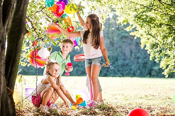 포토 JPG 주간 전신 서양인 해외 공원 여자 남자 어린이 여러명 야외 파티 생일파티 생일 파티용품 체코 풍선 어린이만 국내포토 자연요소 외국인 공공시설 기념일 유럽 다수 사람 이벤트 이벤트용품 파일형식