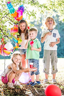 포토 JPG 주간 전신 서양인 해외 공원 여자 남자 어린이 여러명 야외 파티 생일파티 생일 이벤트용품 파티용품 체코 풍선 어린이만 국내포토 자연요소 외국인 공공시설 기념일 유럽 다수 사람 이벤트 오브젝트 파일형식