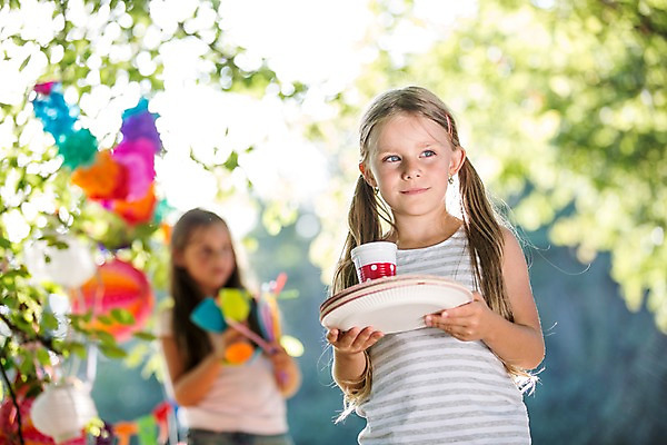 포토 JPG 주간 서양인 공원 여자 어린이 상반신 야외 두명 아웃포커스 파티 생일파티 생일 이벤트용품 파티용품 풍선 어린이만 소녀만 국내포토 자연요소 외국인 공공시설 기념일 촬영기법 사람 이벤트 오브젝트 여자만 파일형식