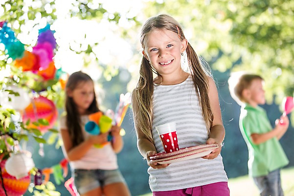 포토 JPG 주간 서양인 해외 공원 여자 남자 어린이 상반신 야외 아웃포커스 세명 파티 생일파티 생일 이벤트용품 파티용품 체코 풍선 어린이만 국내포토 자연요소 외국인 공공시설 기념일 유럽 촬영기법 사람 이벤트 오브젝트 파일형식