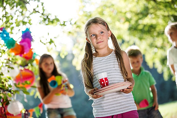 포토 JPG 주간 서양인 해외 공원 여자 남자 어린이 여러명 상반신 야외 아웃포커스 파티 생일파티 생일 이벤트용품 파티용품 체코 풍선 어린이만 국내포토 자연요소 외국인 공공시설 기념일 유럽 다수 촬영기법 사람 이벤트 오브젝트 파일형식