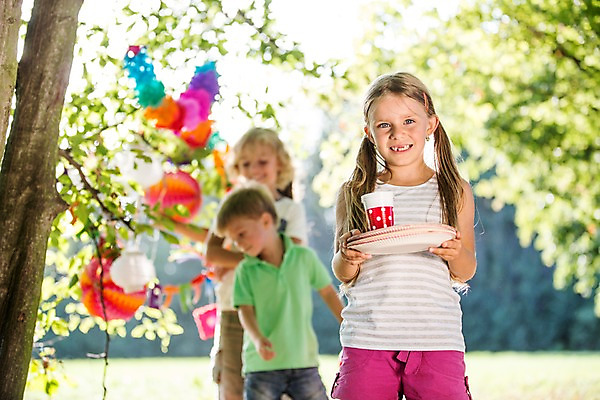 포토 JPG 주간 서양인 해외 공원 여자 남자 어린이 상반신 야외 아웃포커스 세명 파티 생일파티 생일 이벤트용품 파티용품 체코 풍선 어린이만 국내포토 자연요소 외국인 공공시설 기념일 유럽 촬영기법 사람 이벤트 오브젝트 파일형식