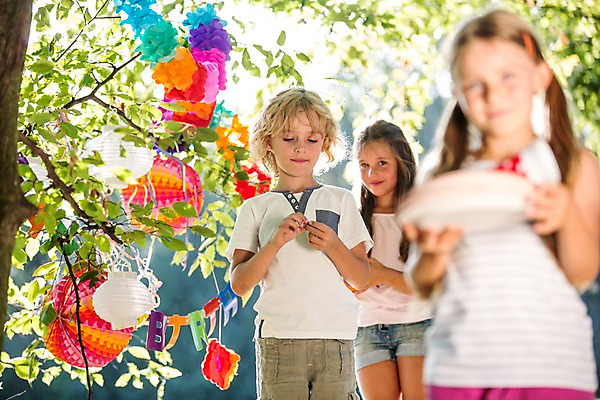 포토 JPG 주간 서양인 해외 공원 여자 남자 어린이 상반신 야외 아웃포커스 세명 파티 생일파티 생일 이벤트용품 파티용품 체코 풍선 어린이만 국내포토 자연요소 외국인 공공시설 기념일 유럽 촬영기법 사람 이벤트 오브젝트 파일형식