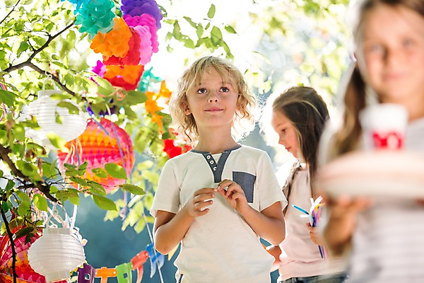 포토 JPG 주간 서양인 해외 공원 여자 남자 어린이 상반신 야외 아웃포커스 세명 파티 생일파티 생일 이벤트용품 파티용품 체코 풍선 어린이만 국내포토 자연요소 외국인 공공시설 기념일 유럽 촬영기법 사람 이벤트 오브젝트 파일형식